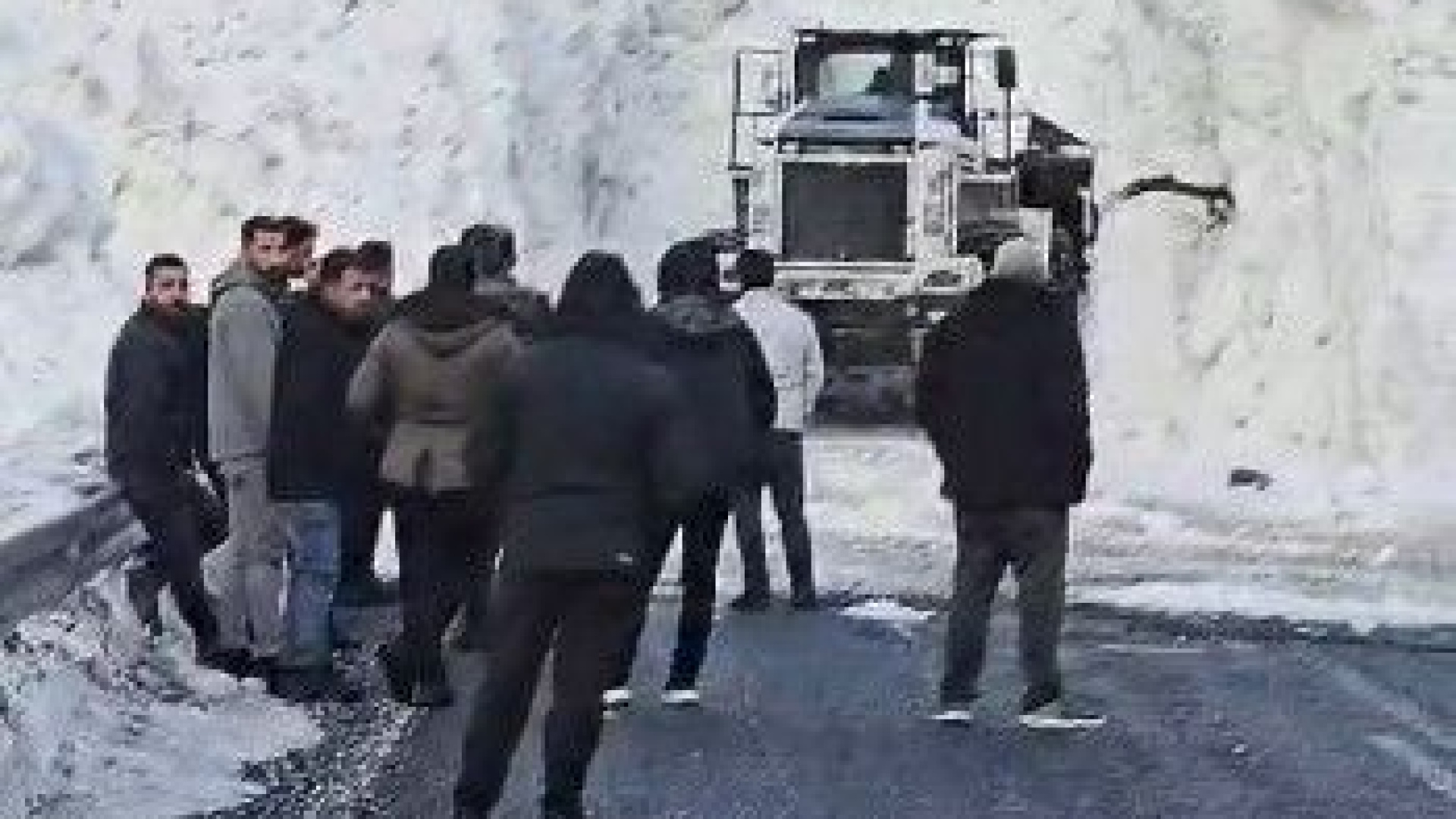 Hakkâri-Van ve Şırnak Yolunda Çığ Düşmesi: Ulaşım Kısmen Açıldı
