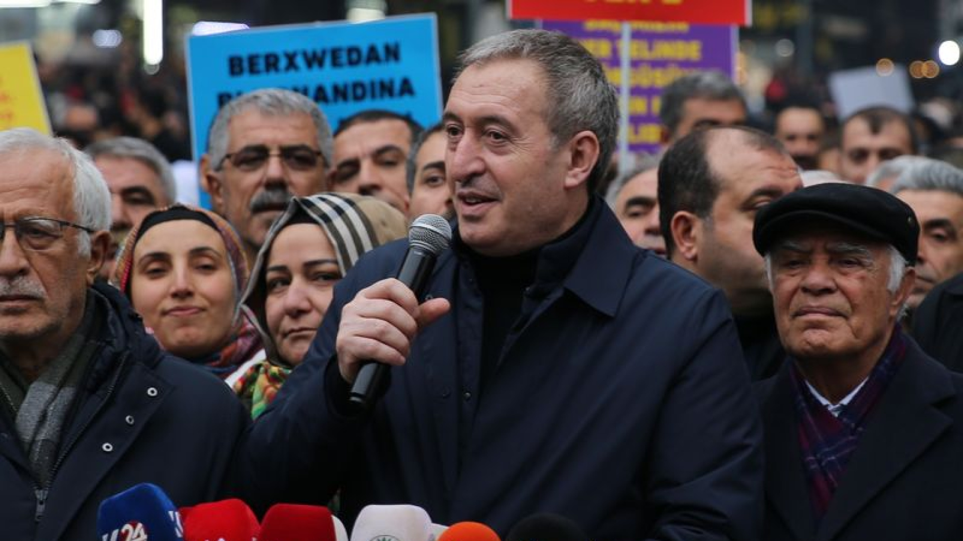 DEM Partili Bakırhan Diyarbakır'da Yürüyüşe Katıldı ve Suriye Anlaşmasını Değerlendirdi