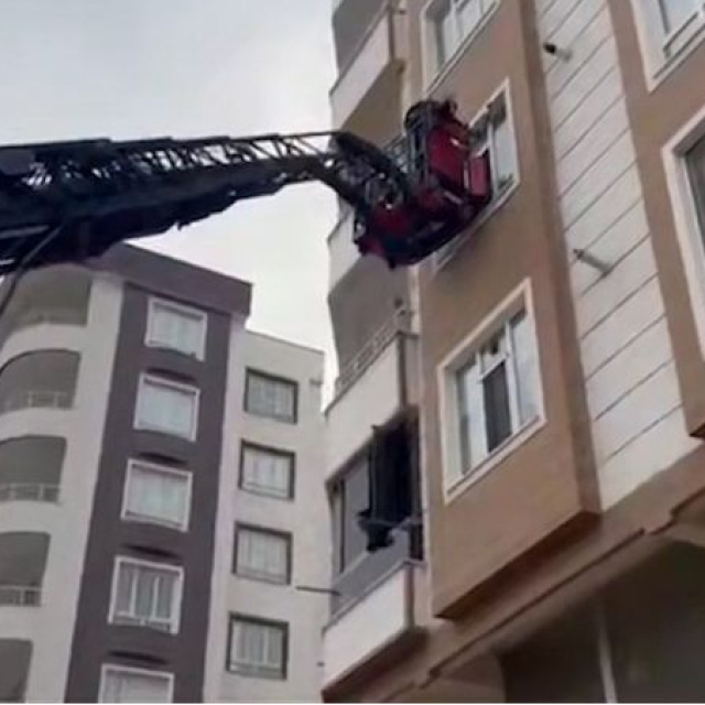 15 kişi tahliye edildi! İstinat duvarı çöktü