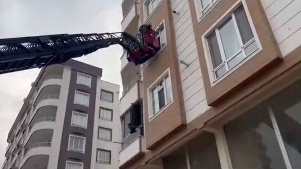 15 kişi tahliye edildi! İstinat duvarı çöktü