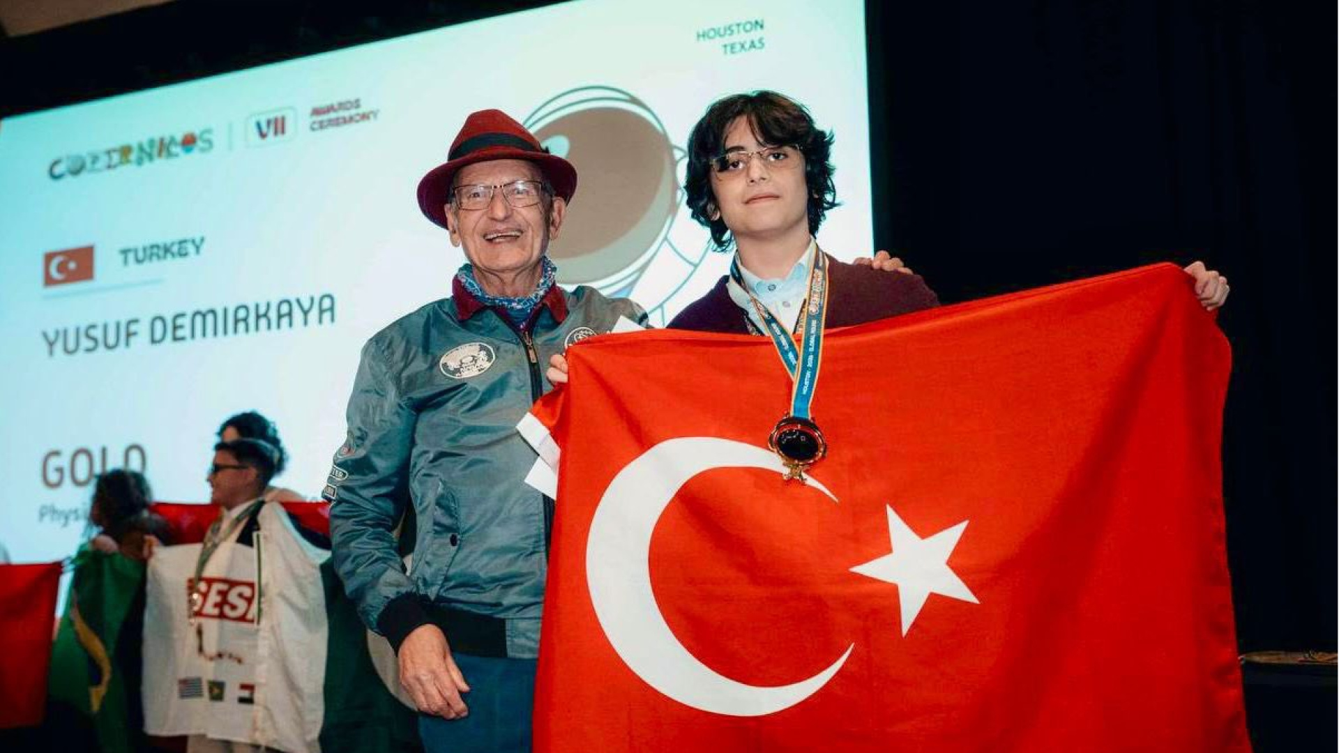 İstanbul Valisi Davut Gül, Dünya Birincisi Öğrenci Yusuf Demirkaya'yı Tebrik Etti
