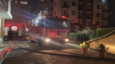 Site otoparkında yangın: 5 araç hasar gördü