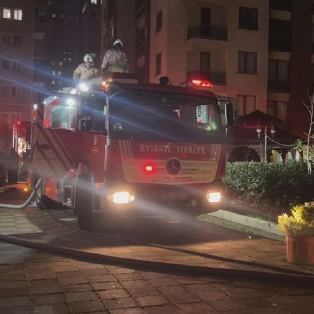 Site otoparkında yangın: 5 araç hasar gördü