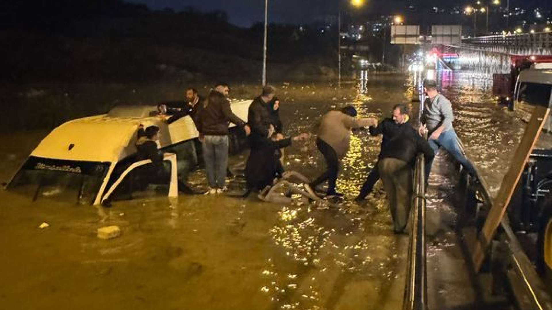 Kuşadası'nda Sel Sularına Gömülen Minibüsten 20 Yolcu Kurtarıldı