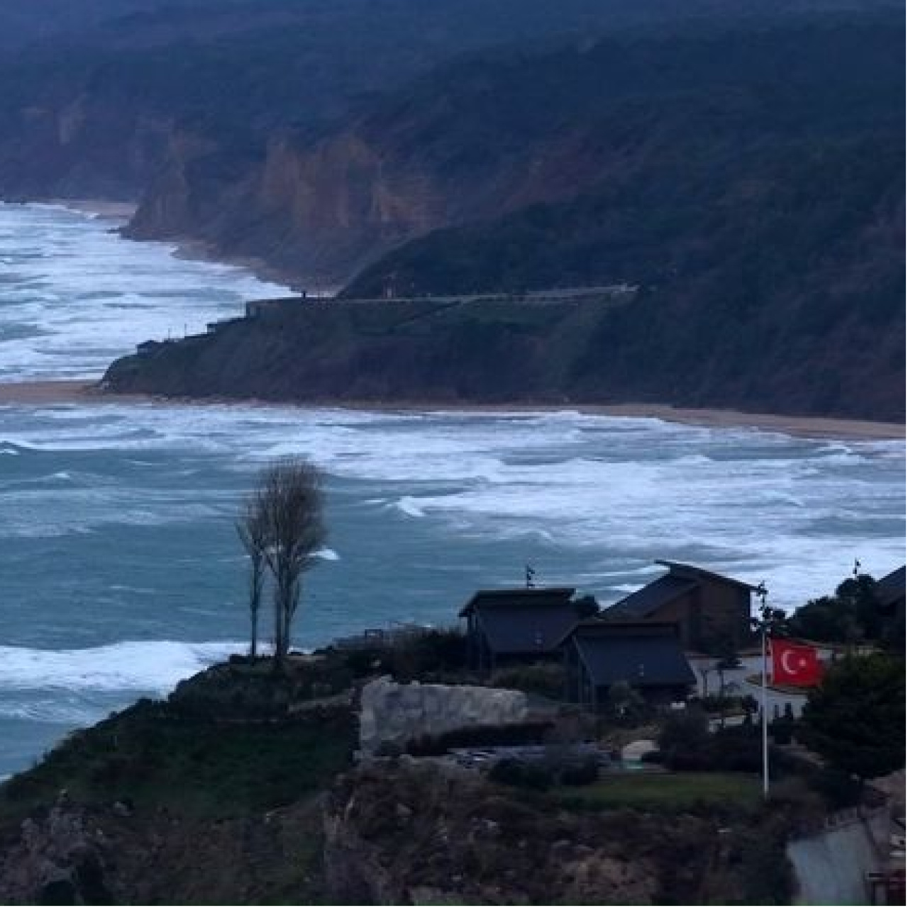 İstanbul'da dev dalgalar sahili vurdu