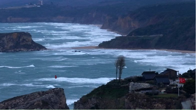 İstanbul'da dev dalgalar sahili vurdu