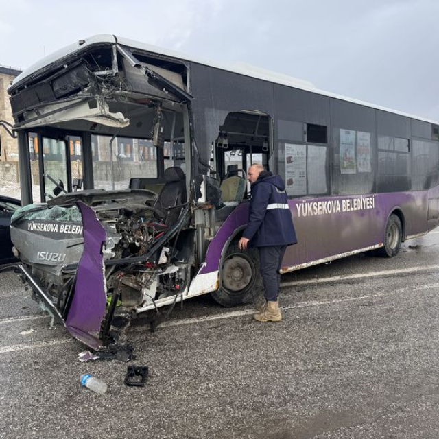 Minibüs ve otobüs çarpıştı! 18 yaralı var!