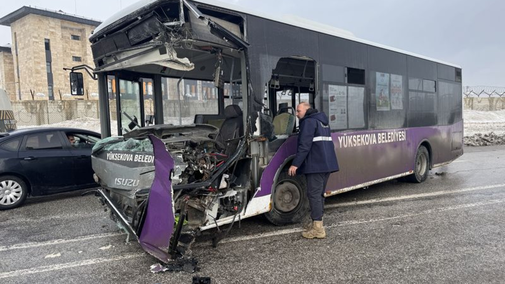 Hakkari'de Minibüs ve Otobüs Çarpıştı: 18 Kişi Yaralandı