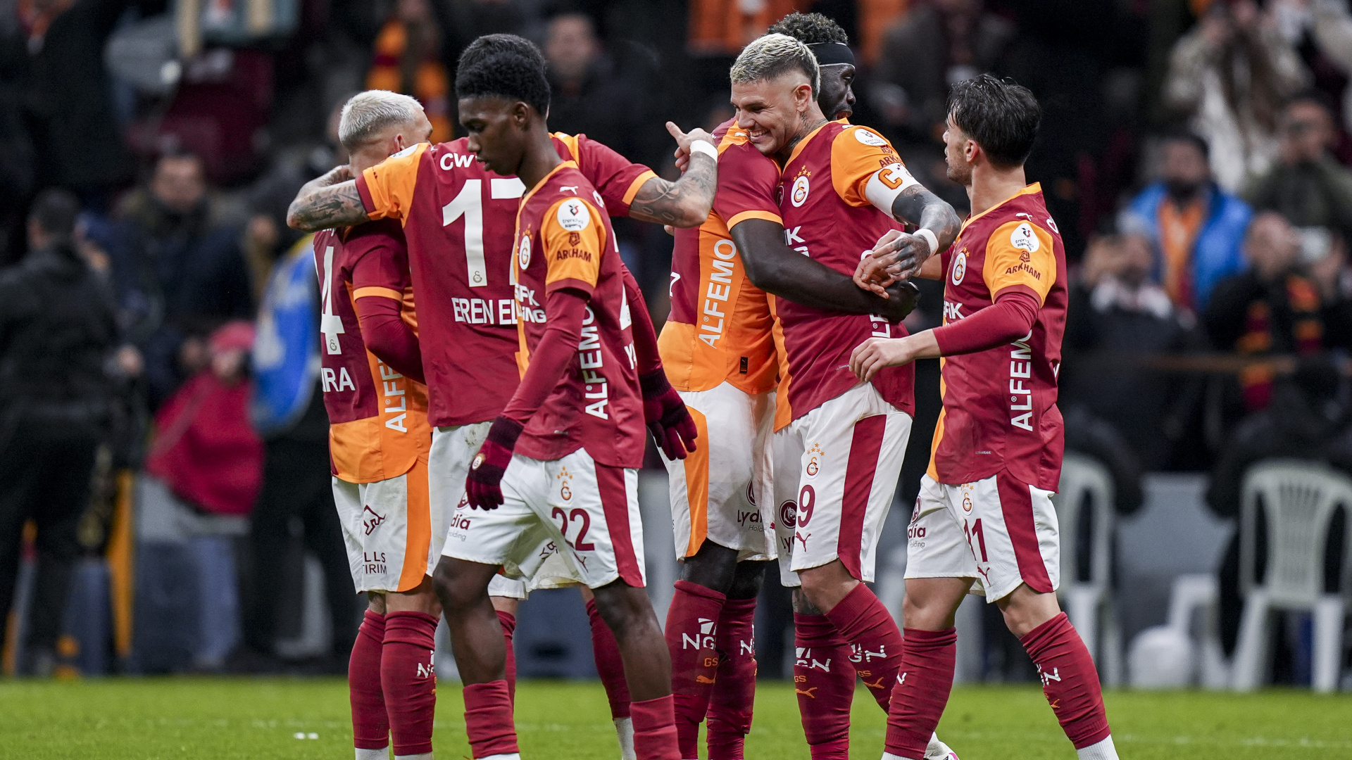 Galatasaray'ın 4-0'lık Zaferi Spor Yazarlarını Konuşturdu: Şampiyonluk Yürüyüşü ve Transfer Gündemi