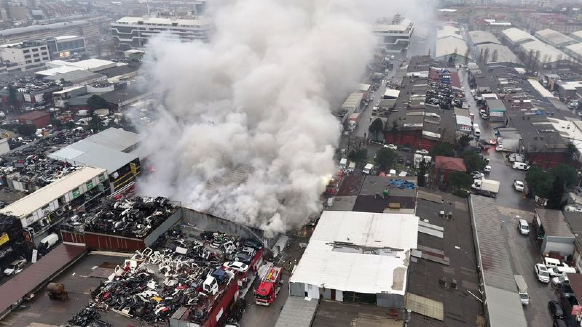 İstanbul'da Başakşehir'de sanayi sitesinde yangın | SON DAKİKA HABER | Son dakika haberleri
