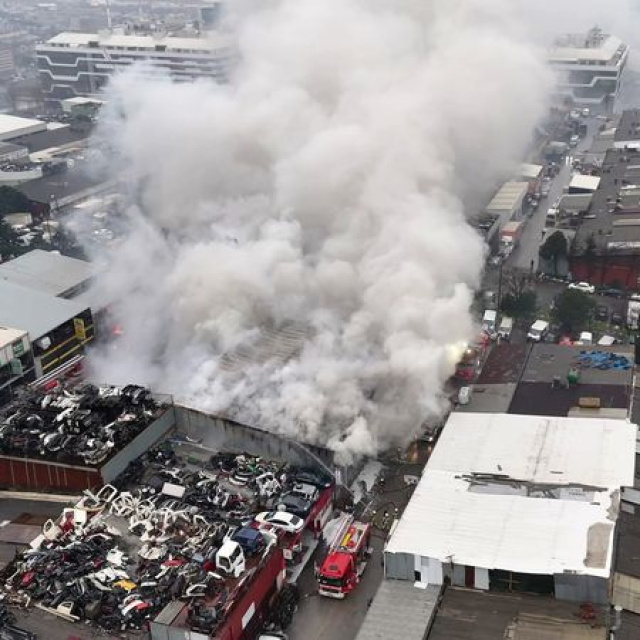 Başakşehir'de sanayi sitesinde yangın!