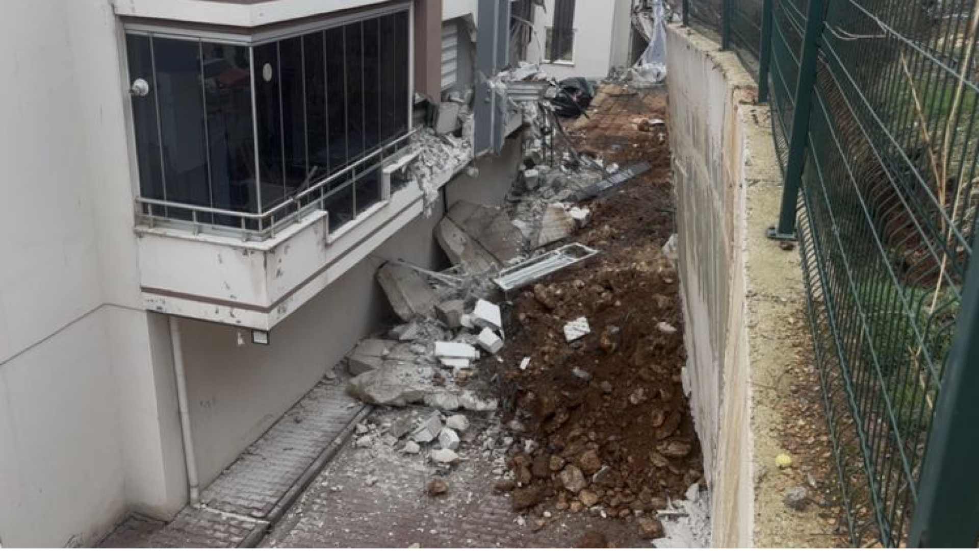 Gaziantep'te Yoğun Yağış Sonrası İstinat Duvarı Çöktü: 3 Araç Enkaz Altında Kaldı