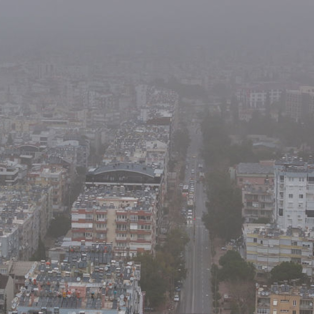 Antalya'da sağanak yerini çöl tozuna bıraktı!