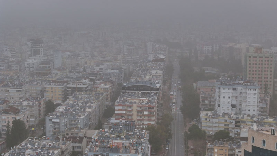 Antalya'da sağanak yerini çöl tozuna bıraktı!