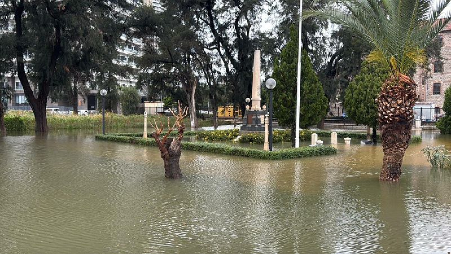İzmir'de Gök Gürültülü Sağanak Yaşamı Felç Etti: Deniz Rengi Değişti