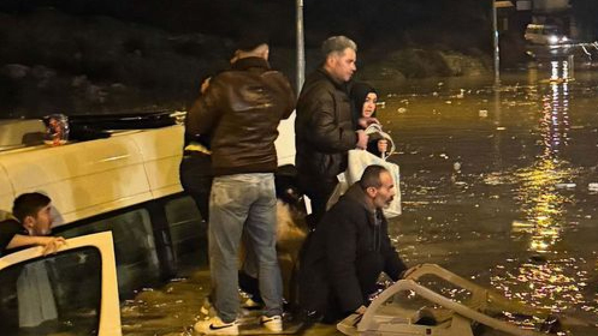 Minibüs suya gömüldü, korku dolu anlar yaşandı! | Son dakika haberleri