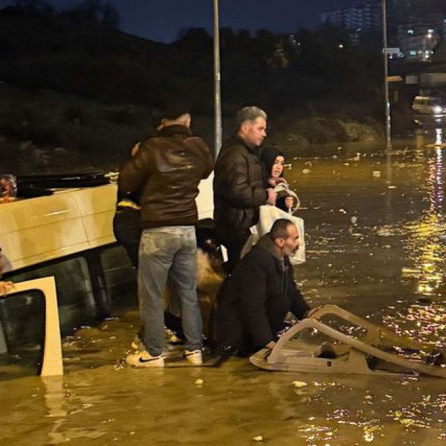 Minibüs suya gömüldü, korku dolu anlar yaşandı!