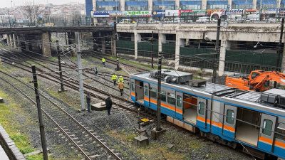 Esenler'de metro raydan çıktı!