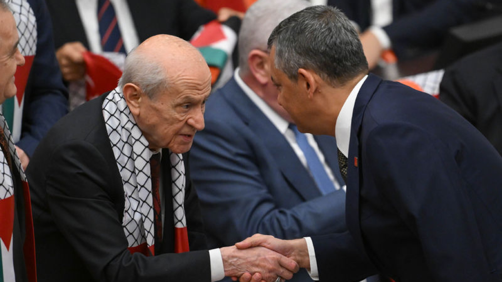 Bahçeli, Özel'i Telefonla Arayarak Teşekkür ve Kutlama İletti