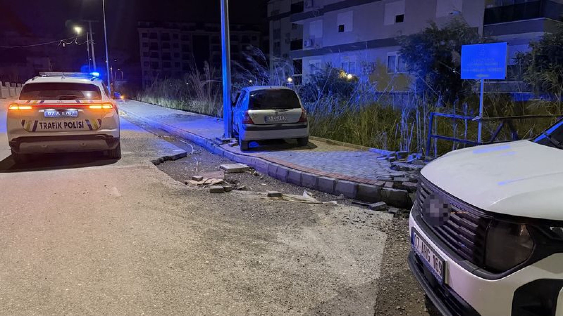 Gazipaşa'da Bıçaklı Kavga: 2 Yaralı, 4 Gözaltı, Kaçış Sırasında Alkollü Sürücüye Ceza