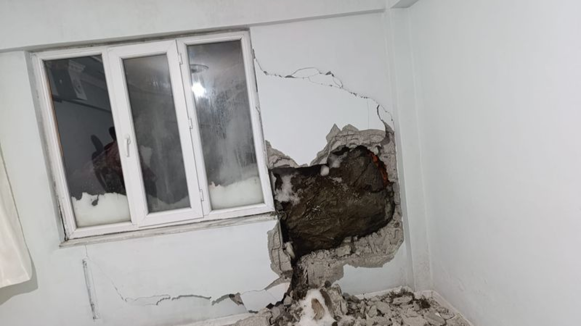 Hakkari'de Dağdan Kopan Kaya Evin Yatak Odasına Girdi, Yaralanan Olmadı