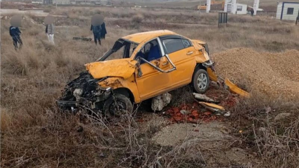 Şarampole devrilen araçta can verdi