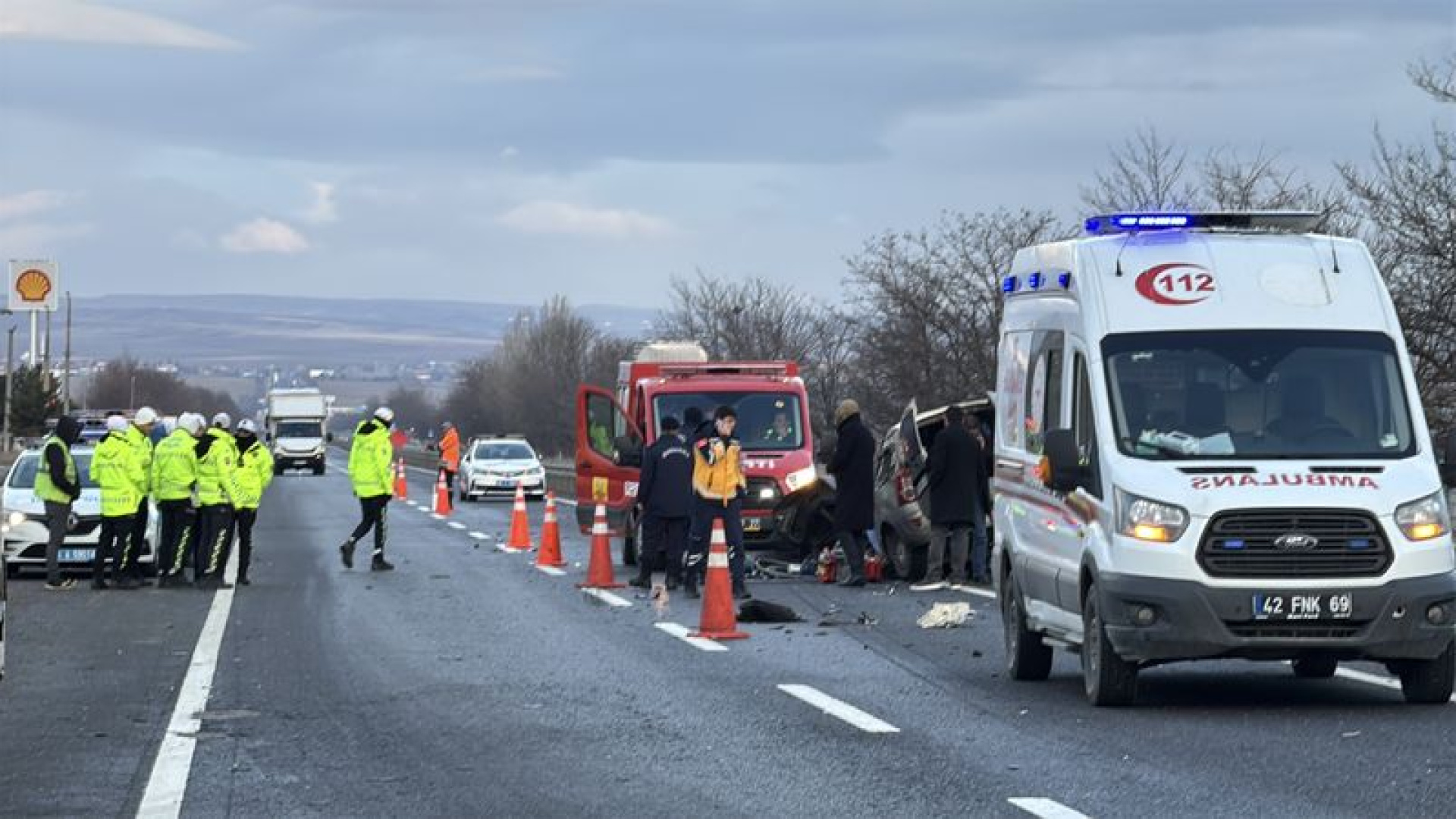 Konya Kulu'nda Refüje Çarpan Araç ile Tır Çarpıştı: 1 Kişi Hayatını Kaybetti