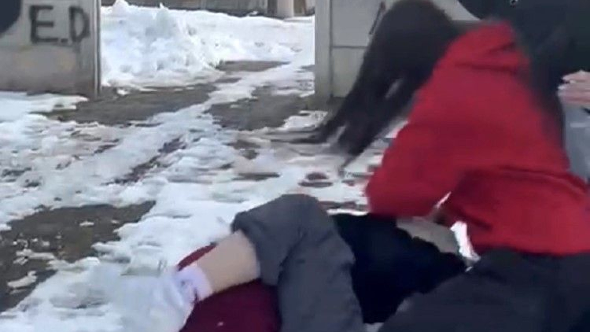 Son dakika: 15 yaşındaki genç kızlar ortaokul öğrencilerinin önünü kestiler, darp ettiler