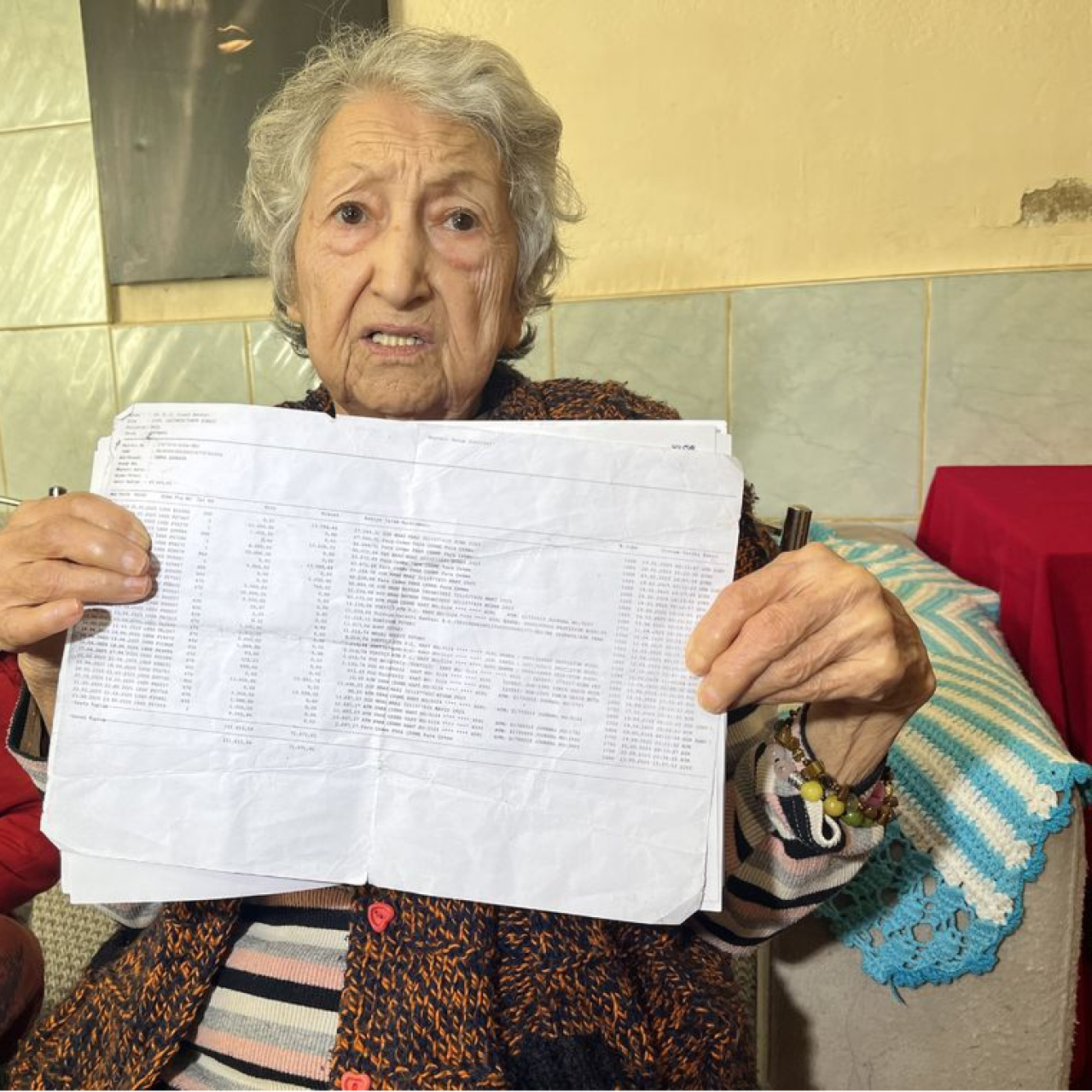 Yaşlı kadının evini elinden alıp darp ettiler