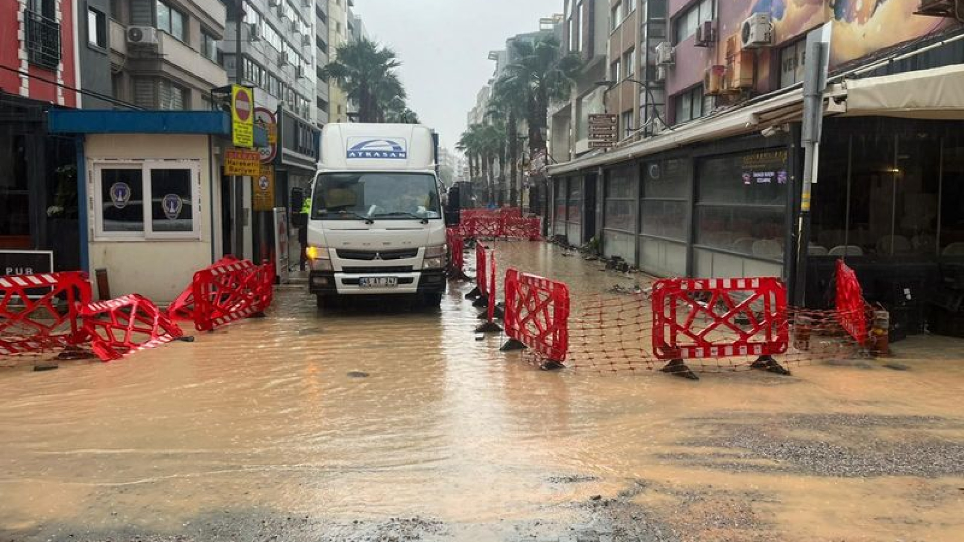 İzmir'de Vatandaş Su Dolu Çukura Düştü: Sorumlu Şirkete 100 Bin TL Ceza