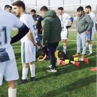 Yere düştü ama kalkamadı... Kaleciyi ölümden polis kurtardı!