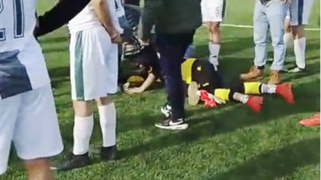 Yere düştü ama kalkamadı... Kaleciyi ölümden polis kurtardı!