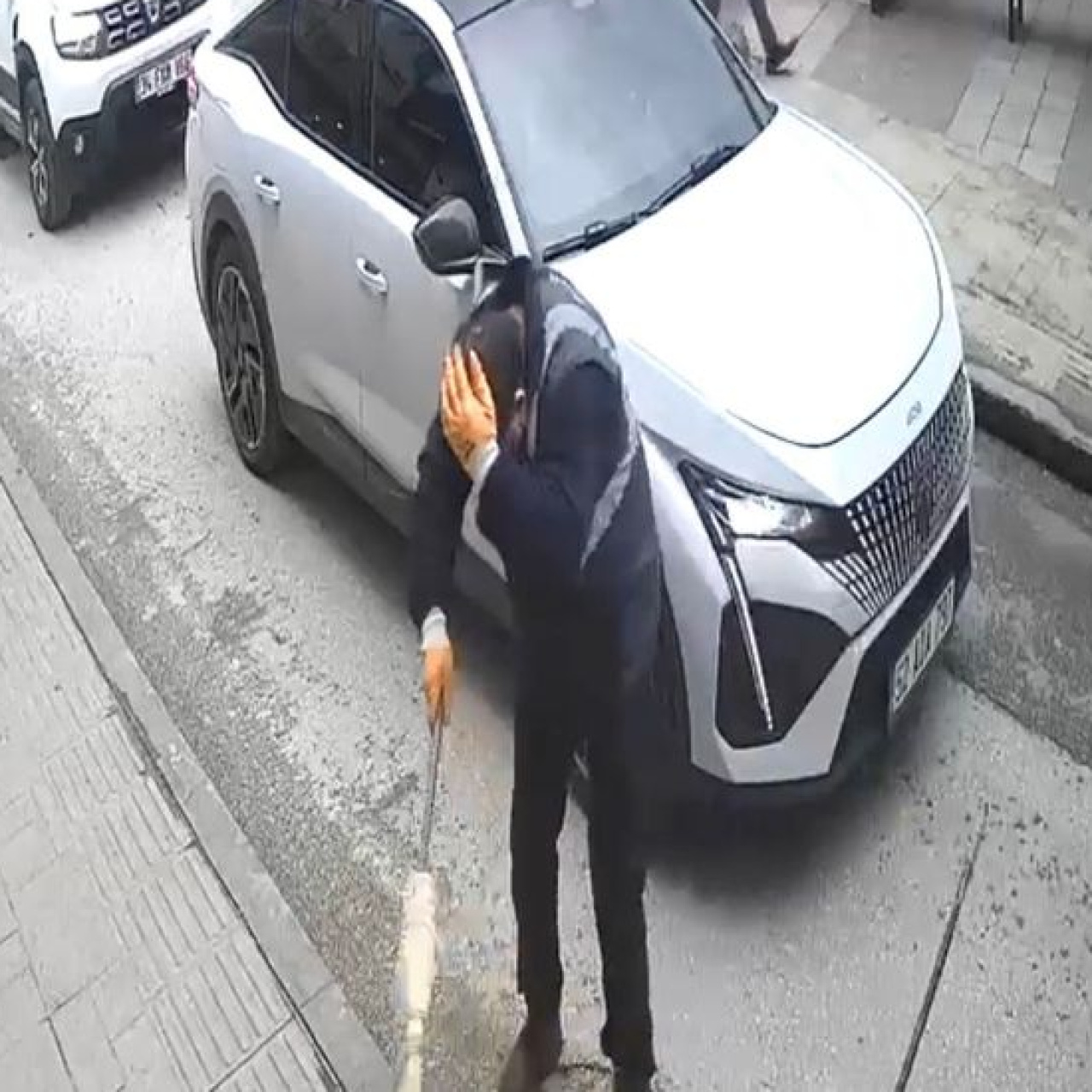 İşçinin kafasına tabela düştü