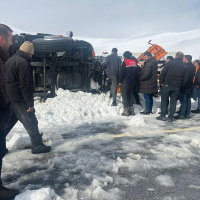 Kar küreme aracı devrildi: 2 ölü