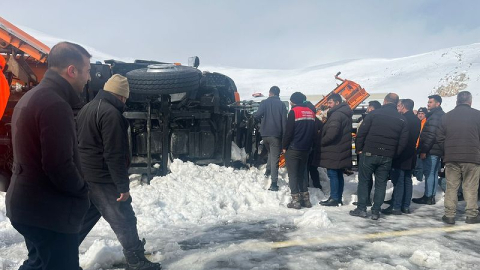 Kar küreme aracı devrildi: 2 ölü
