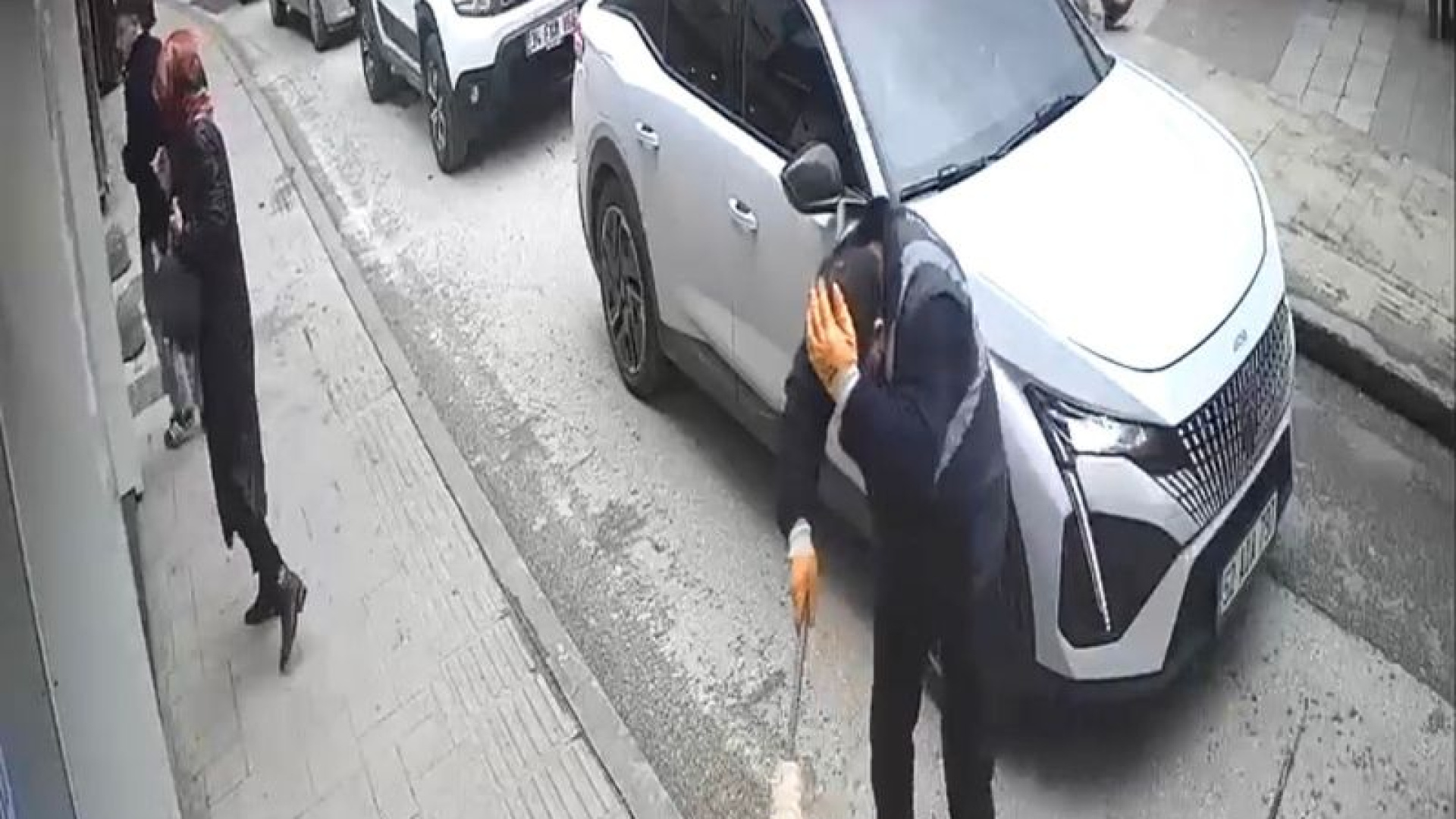 Ordu'da Şiddetli Rüzgarın Koparttığı Tabela Temizlik İşçisinin Kafasına Düştü