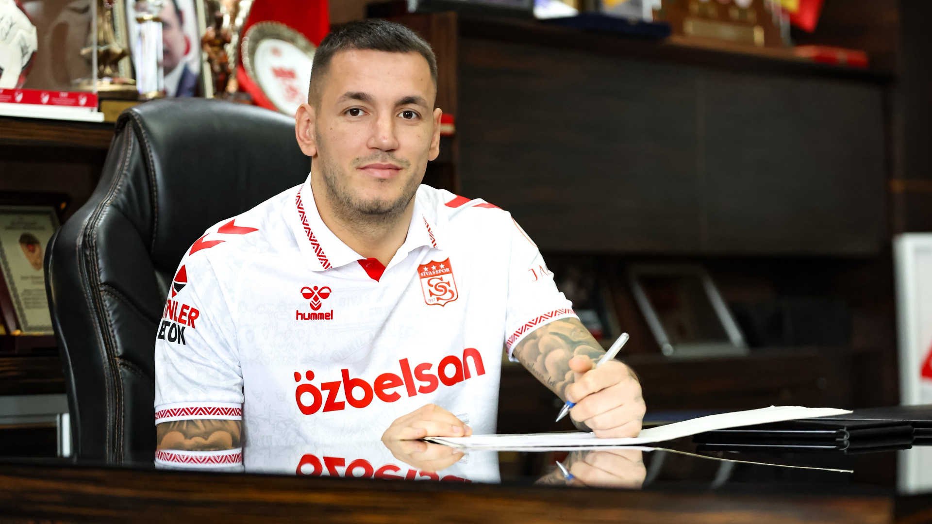 Rey Manaj Sivasspor'a Geri Döndü: 3.5 Yıllık Sözleşme İmzalandı