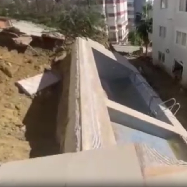 Sağanak sonrası havuz çöktü