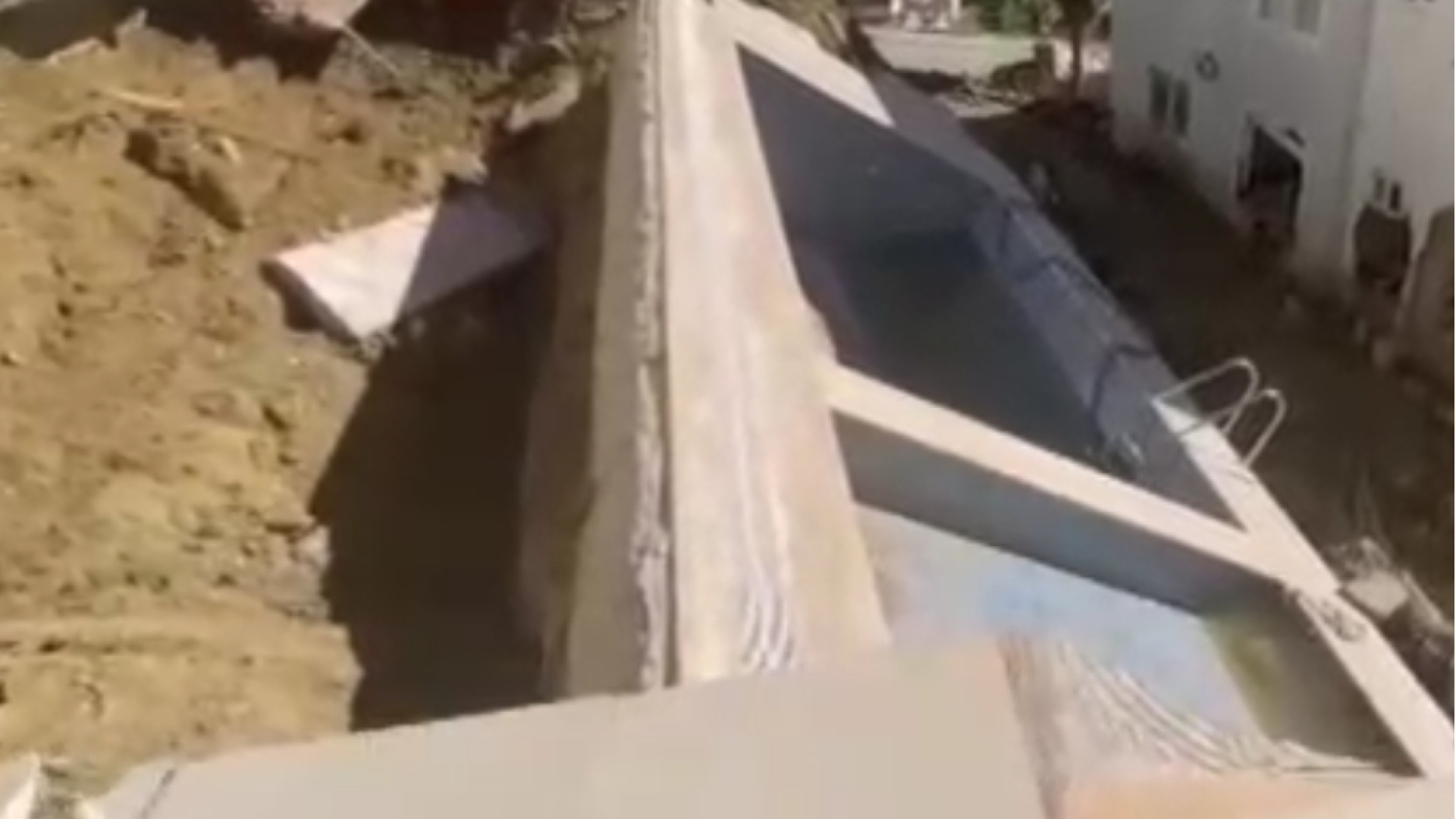 Antalya'da Sağanak Sonrası Havuz Çökmesi: 7 Katlı Apartman Tahliye Edildi