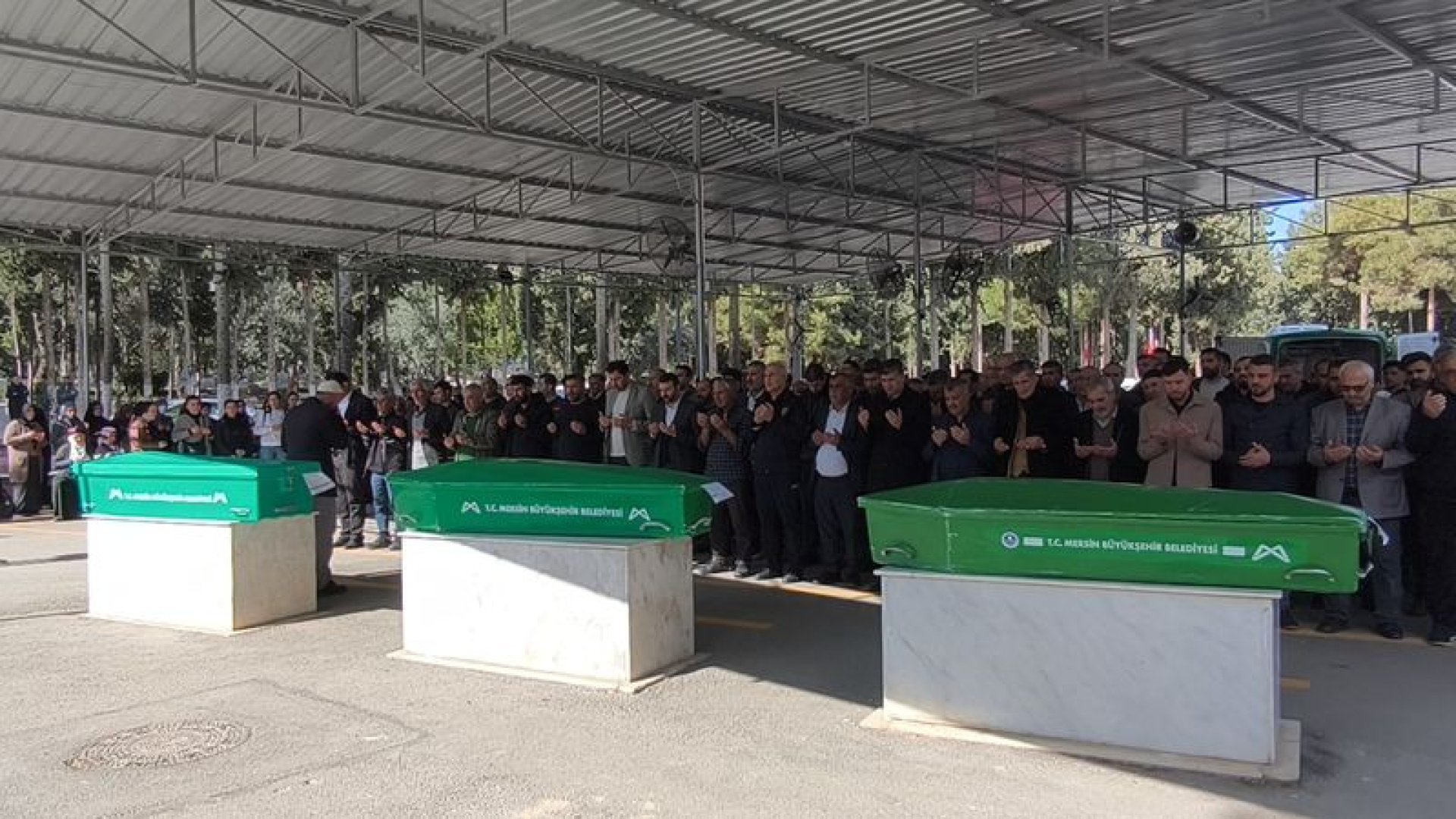 Mersin'deki Feci Kazada Hayatını Kaybeden 3 Genç Kız Yan Yana Toprağa Verildi