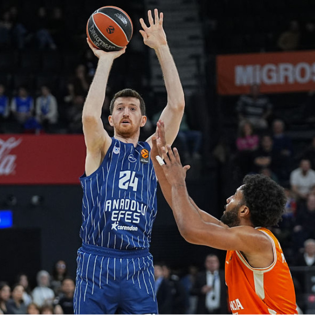 Efes, Valencia'ya patladı! 9 maçlık seri bitti