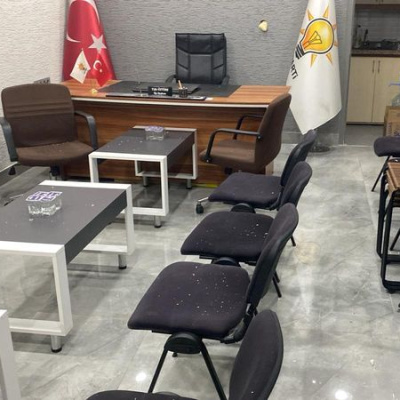 AK Parti Marmara İlçe Başkanlığı binasına taşlı saldırı