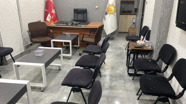 AK Parti Marmara İlçe Başkanlığı binasına taşlı saldırı
