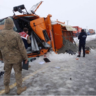 İki kişi hayatını kaybetti! Kar küremesi feci bitti!