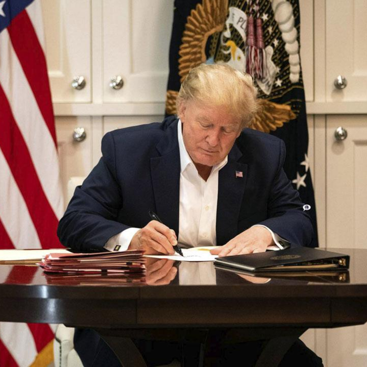 Hükümetin kapanmasını sona erdiren bütçe paketi imzalandı