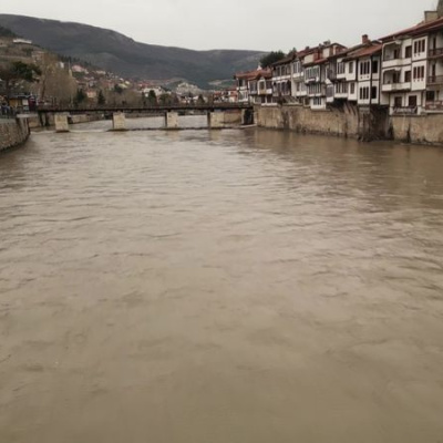 Yeşilırmak'ta seviye 2 metre yükseldi!