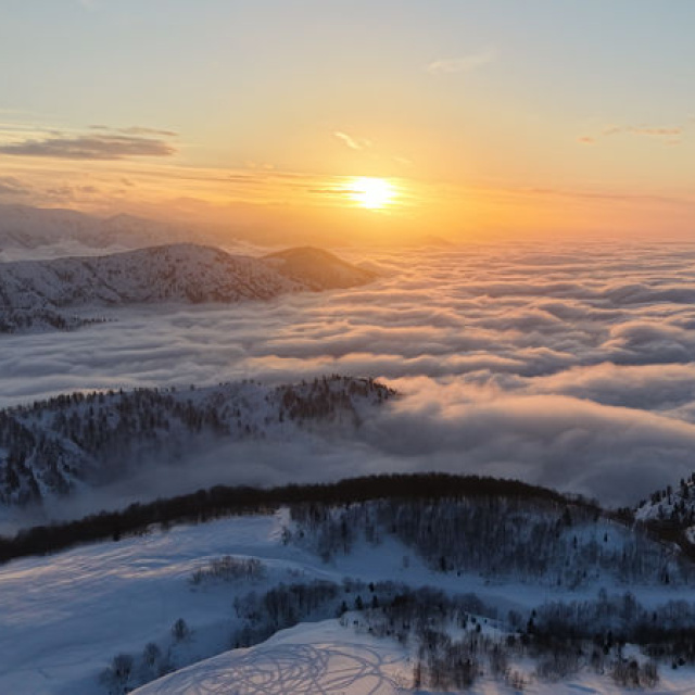 Deniz manzaralı yaylada bulutların eşsiz görüntüsü