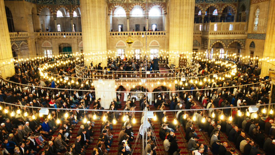 Bayram namazına gitmemek günah mı?