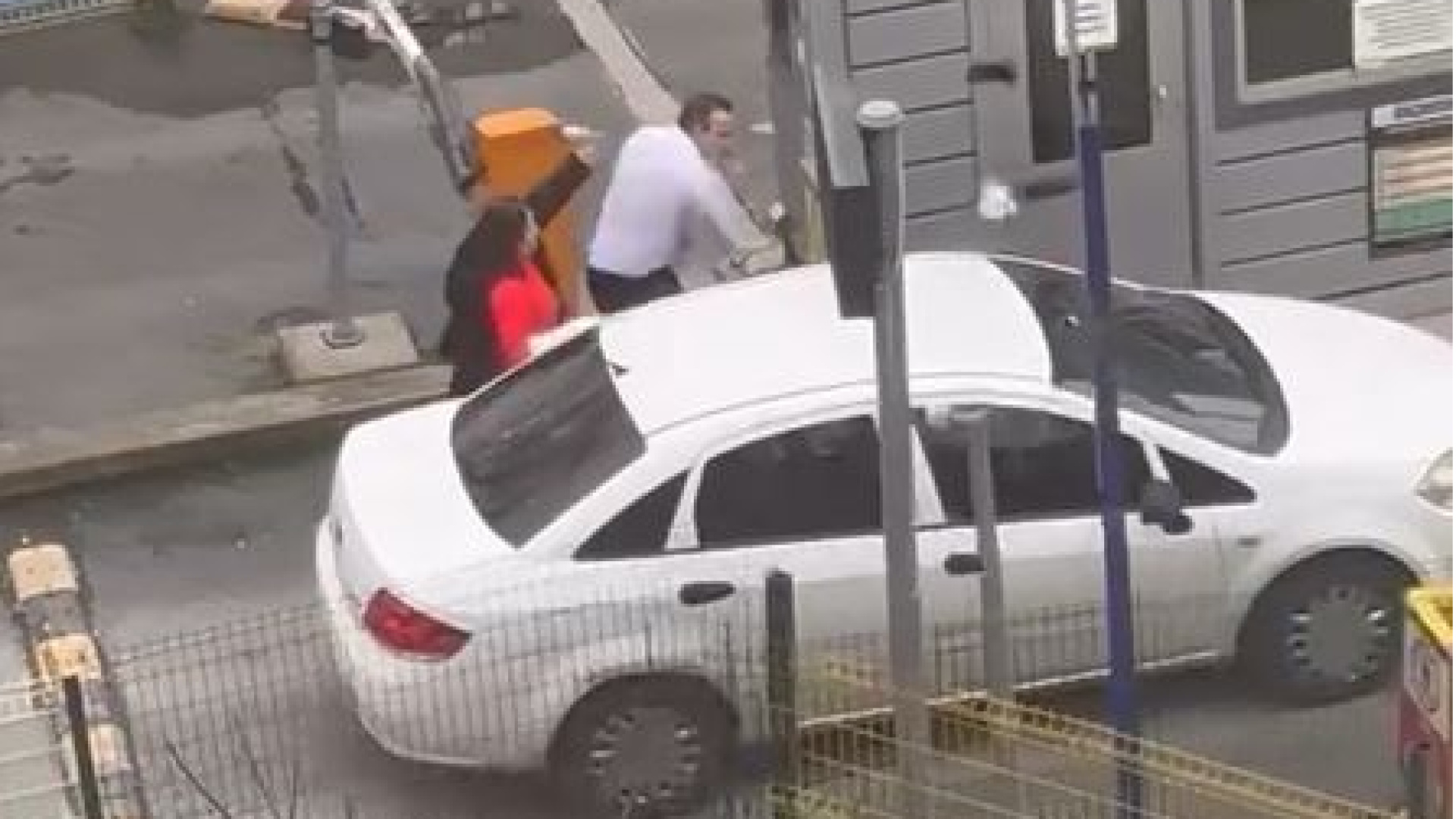 Son dakika: İstanbul haberleri: Kadıköy’de yol verme tartışması büyüdü... Otomobilin aynasını kırdı | Son dakika haberleri