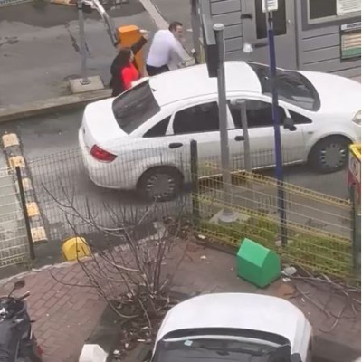 Yol kavgasında aracın aynasını kırdı